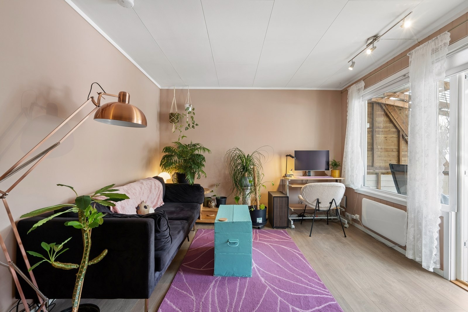 Vinduene slipper inn rikelig med naturlig dagslys og bidrar til en lys og trivelig atmosfære i rommet. Galleribilde