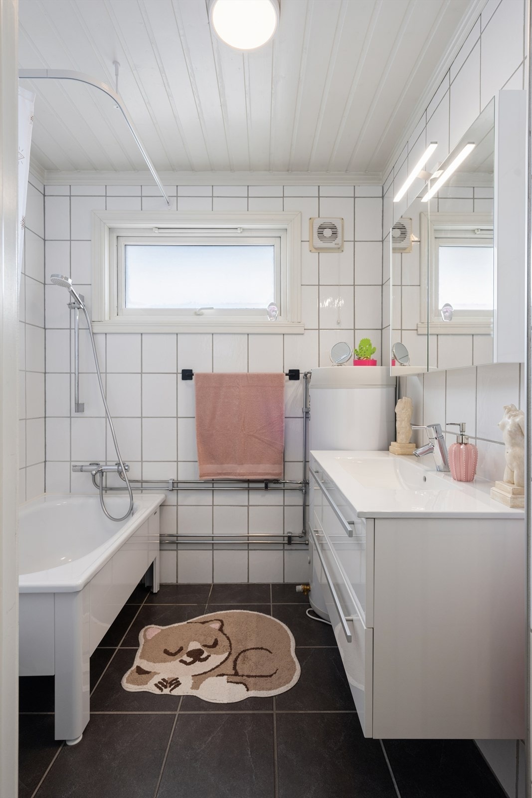 Nyere baderomsinnredning, speilskap med lys og en varmtvannsbereder på 165 liter fra 2025. Galleribilde