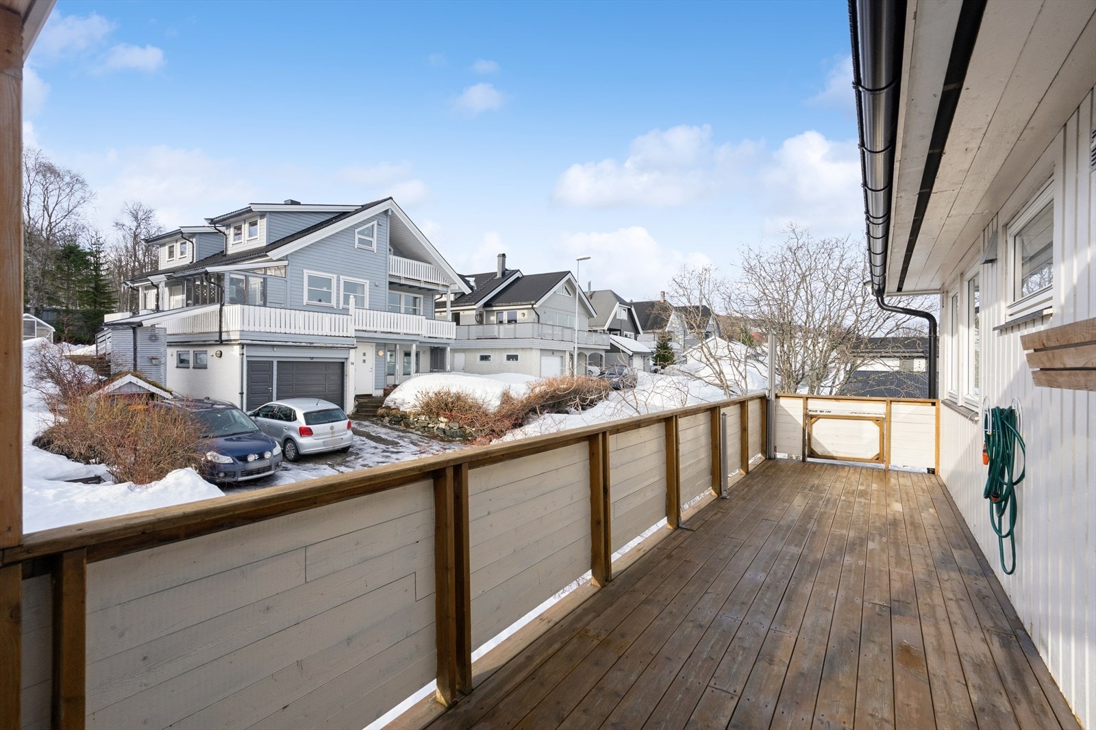 Den store verandaen har gode solforhold og god plass til en romslig sittegruppe. Galleribilde