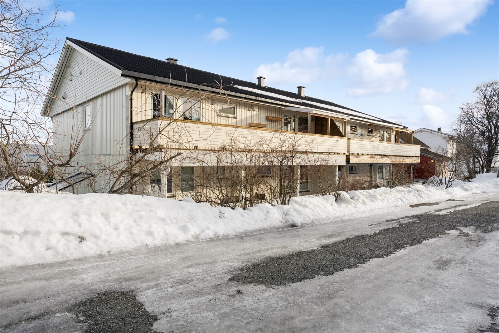 Eiendommen ligger tilbaketrukket og skjermet fra vei i et rolig og etablert nabolag. Galleribilde