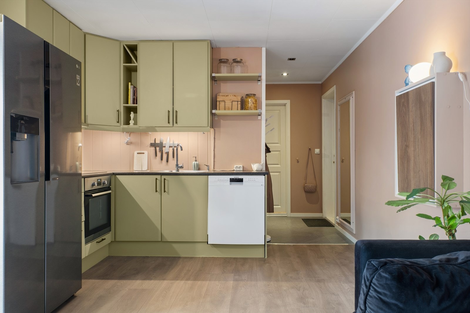 Kjøkkenet er funksjonelt med glatte fronter og en induksjonstopp som var ny i 2022. Galleribilde