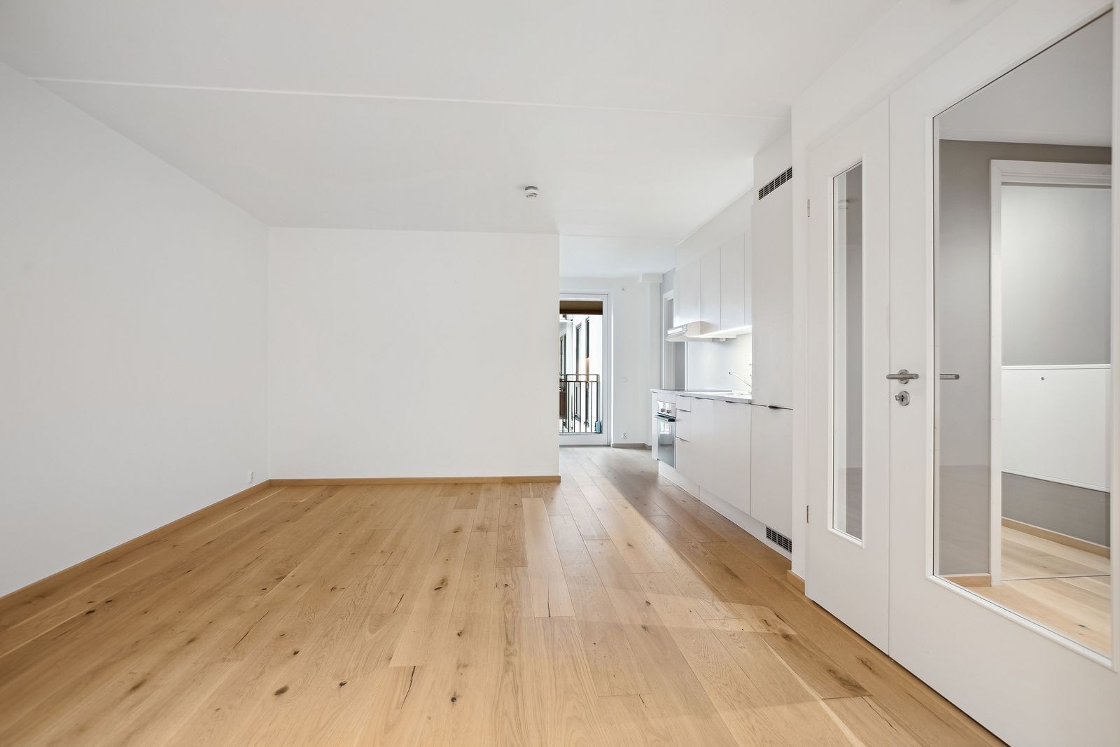 Kjøkkeninnredningen fra 2018 har glatte fronter og er utstyrt med integrerte hvitevarer som stekeovn, platetopp og oppvaskmaskin. Galleribilde