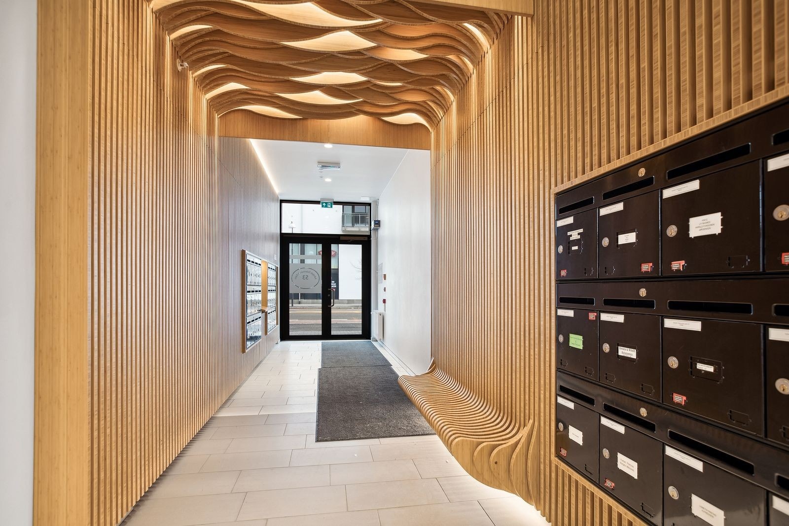 Bygget fra 2018 har en representativ felles inngang. Heis tar deg enkelt opp til leiligheten i 3. etasje. Galleribilde