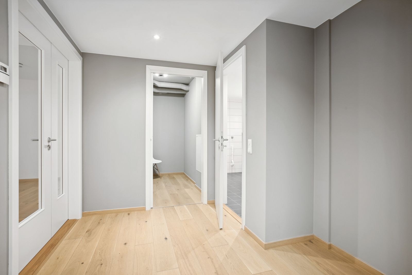 Entréen har parkett på gulv og gir tilgang til en praktisk innvendig bod for ekstra lagring. Galleribilde