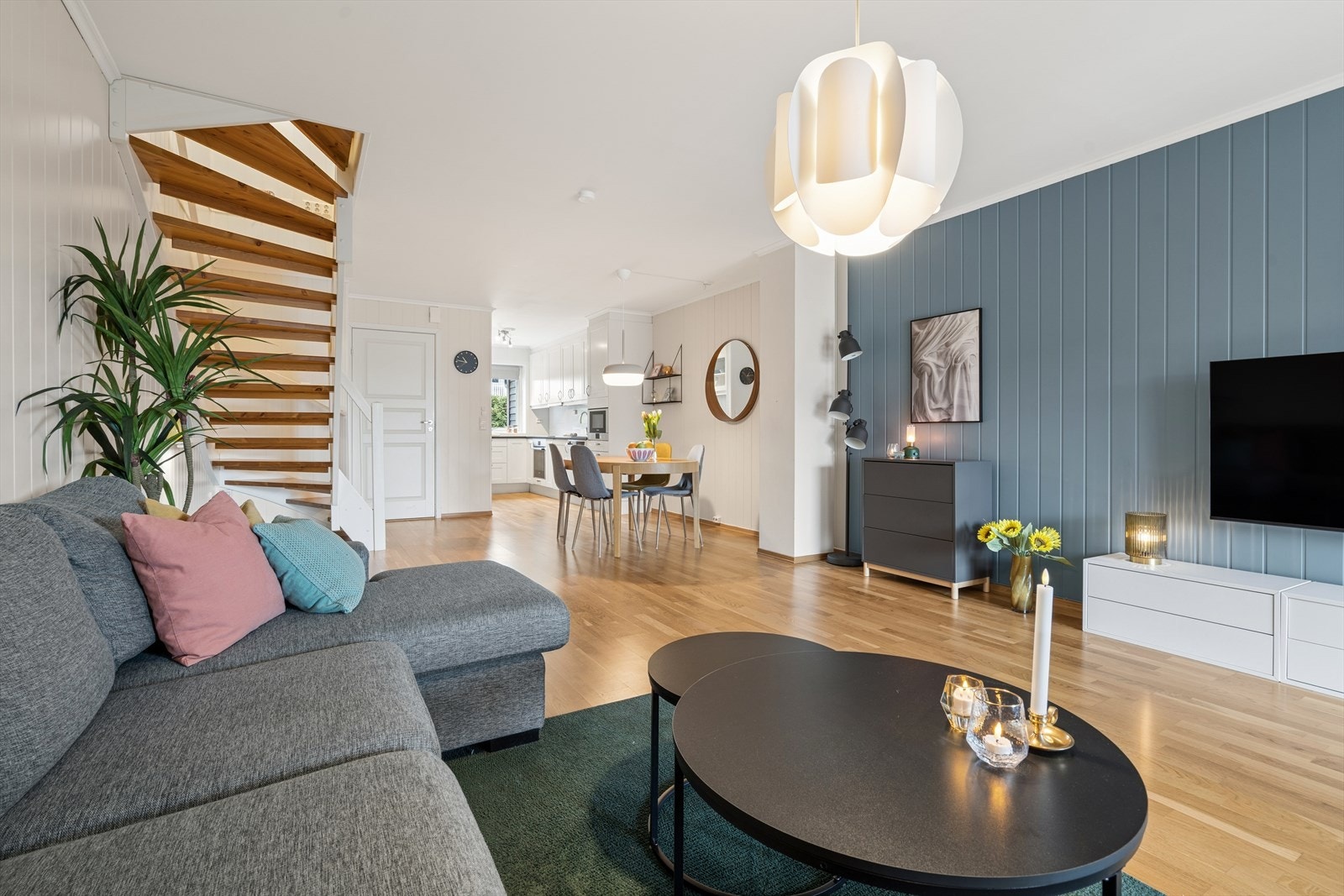 Boligen strekker seg over to plan og har en funksjonell planløsning, godt egnet for barnefamilier. Galleribilde