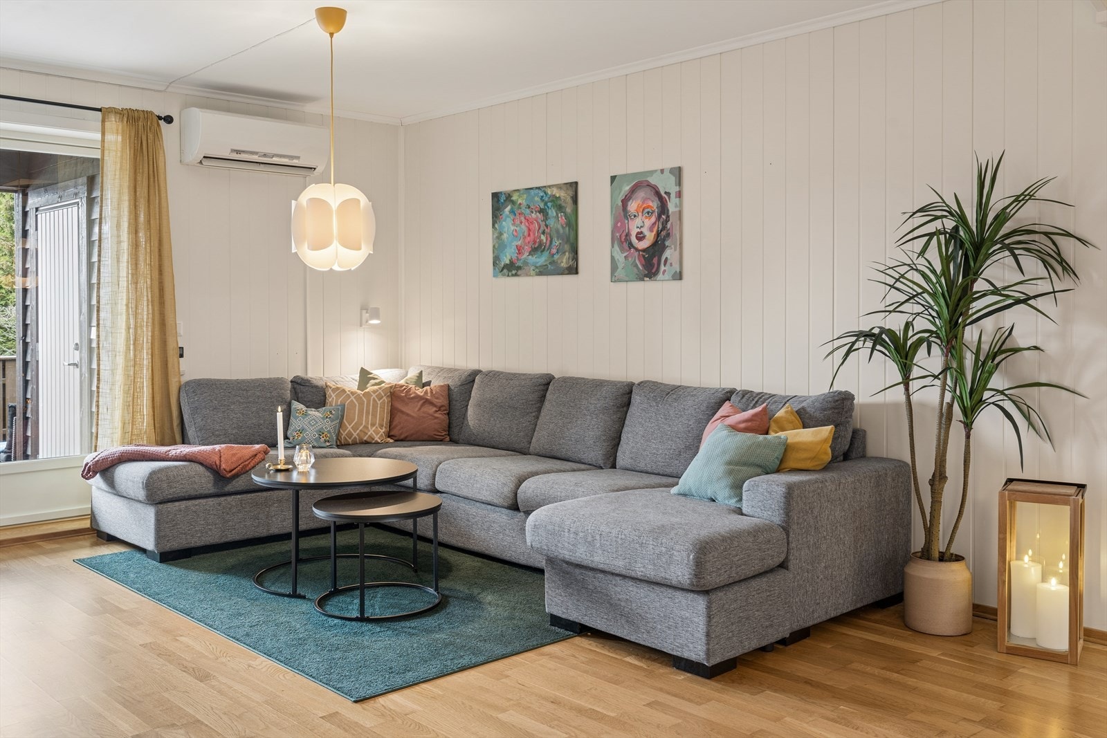 Stuen har god plass til en romslig sofagruppe og varmes effektivt opp med en strategisk plassert varmepumpe. Galleribilde