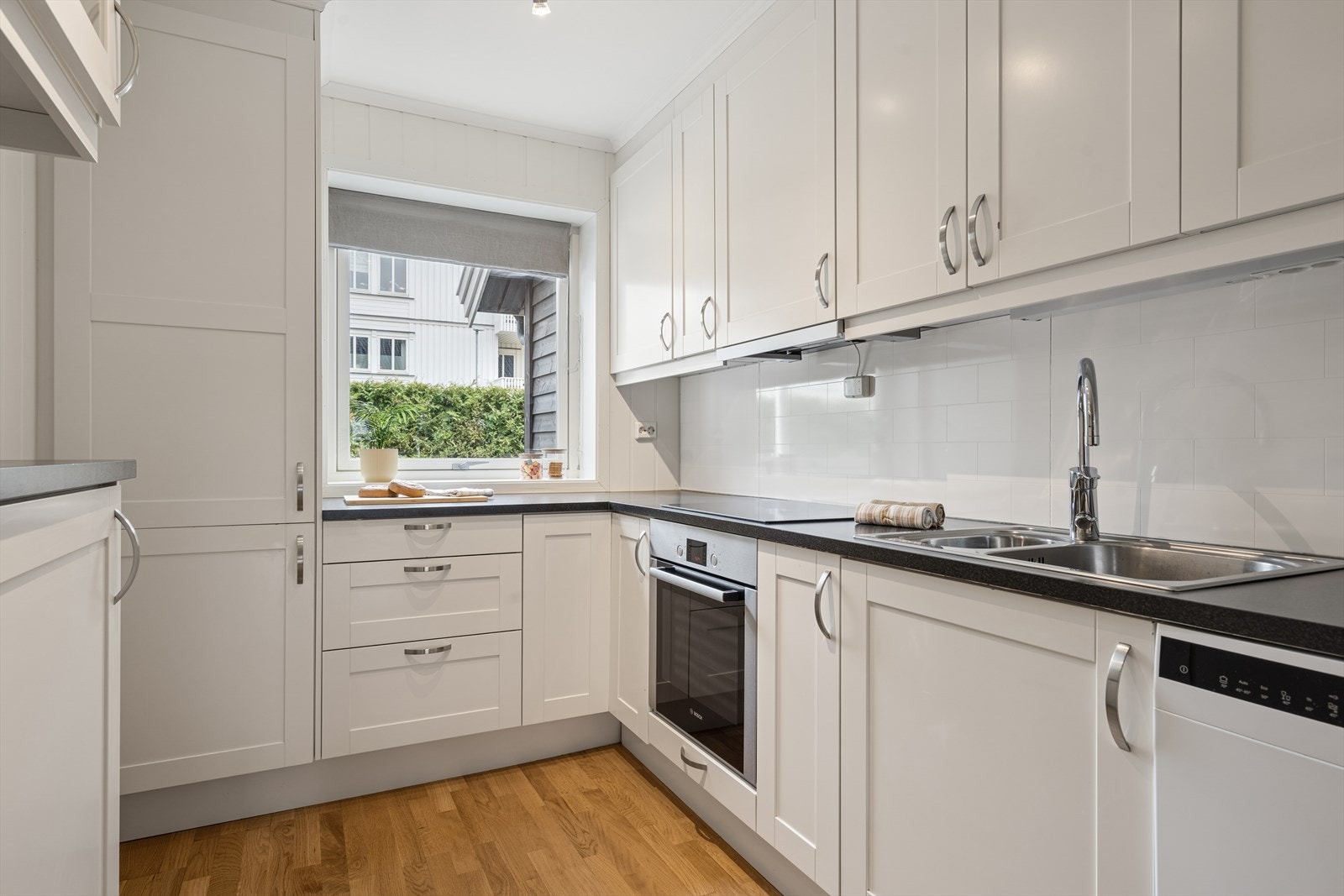 Innholdsrik innredning fra Marbodal med profilerte fronter og laminatbenkeplate. Galleribilde