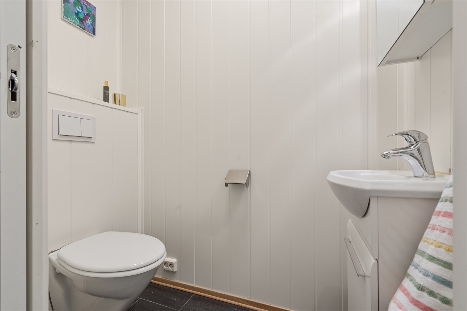 Separat toalettrom, praktisk plassert ved inngangspartiet. Galleribilde