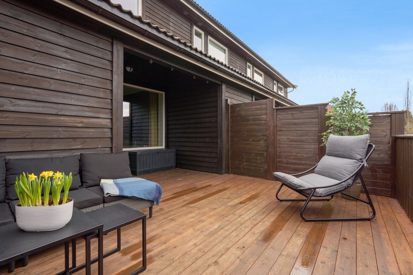 Skjermet og romslig terrasse på 19 m² bygget med impregnerte materialer. Galleribilde