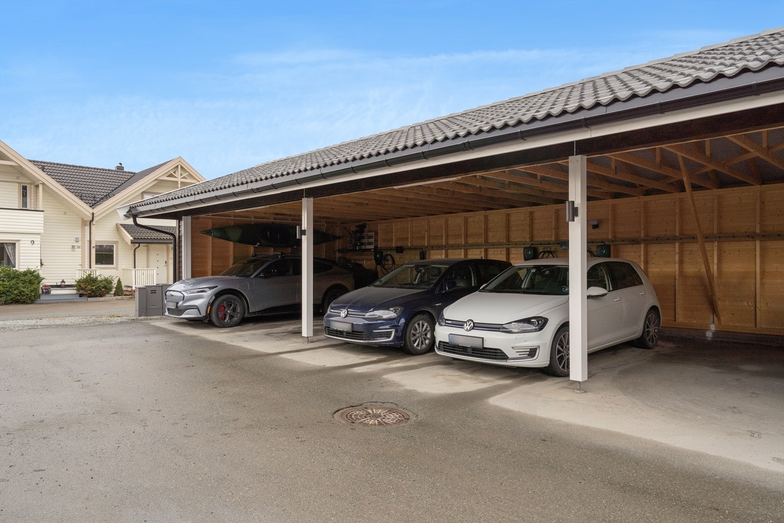 Carport med installert elbil-lader. Galleribilde