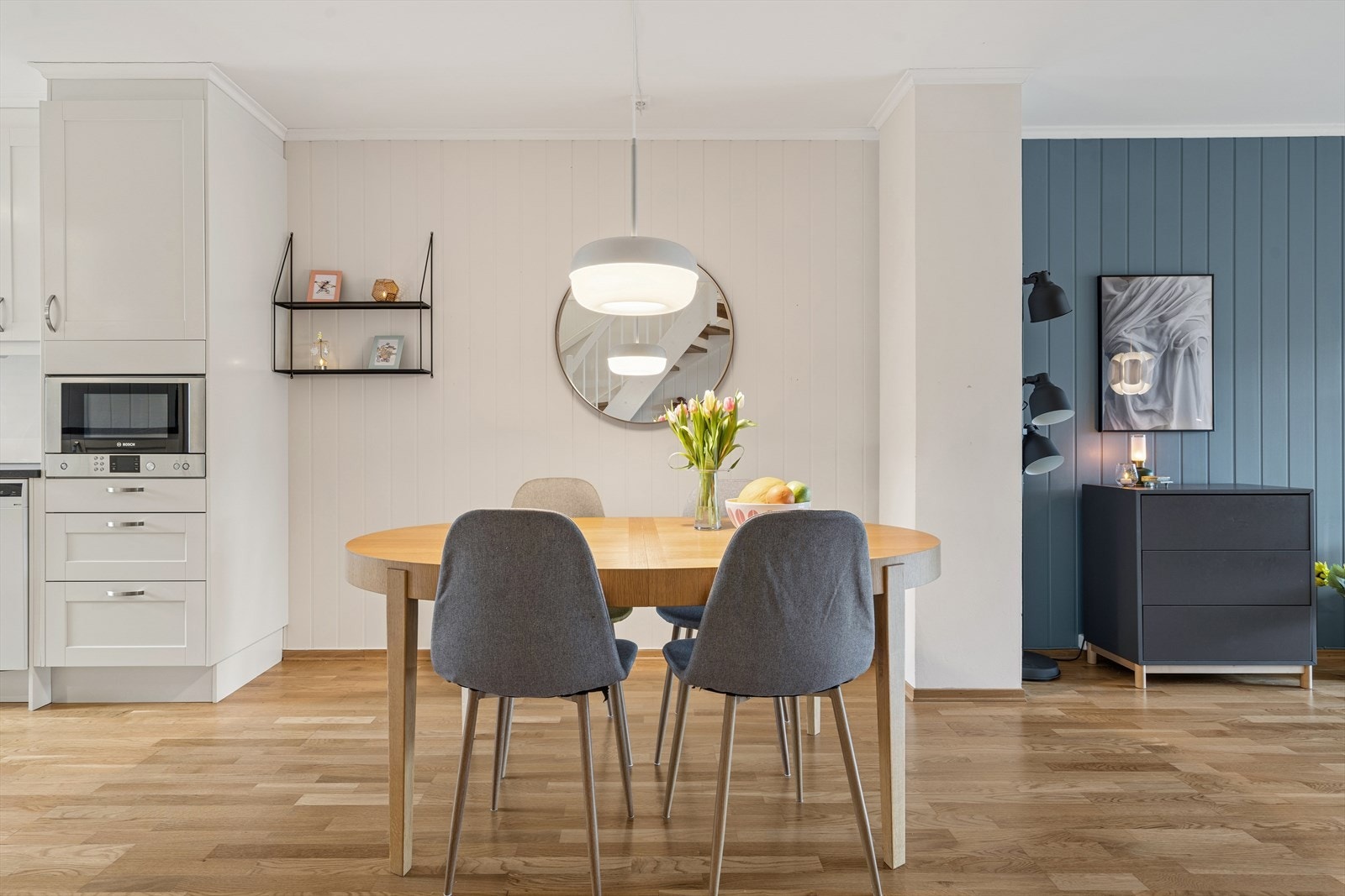 Her er det god plass til et stort spisebord for hyggelige måltider med familie og venner. Galleribilde