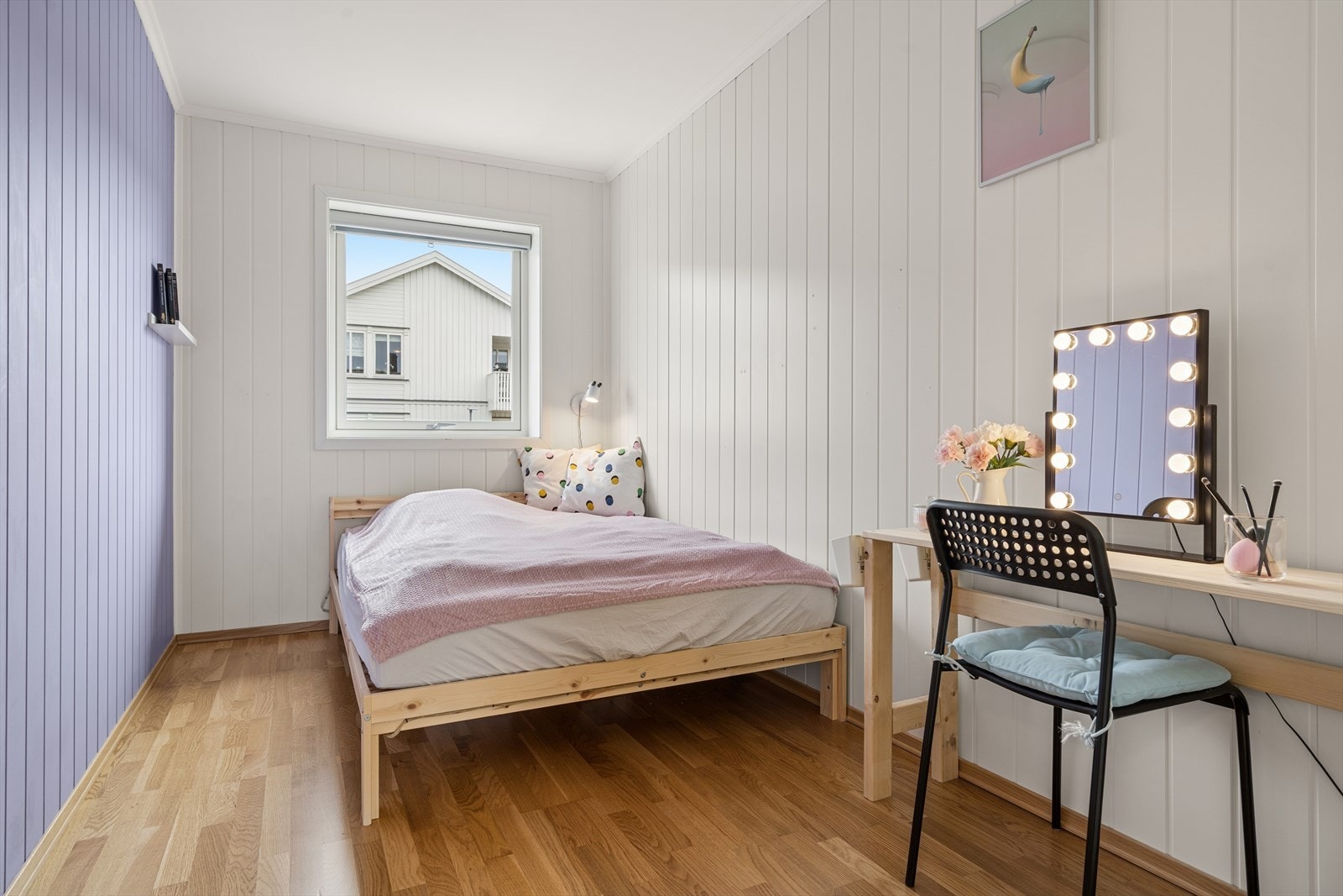 Rommene har plass til seng, tilpasset garderobeløsning og andre småmøbler. Galleribilde