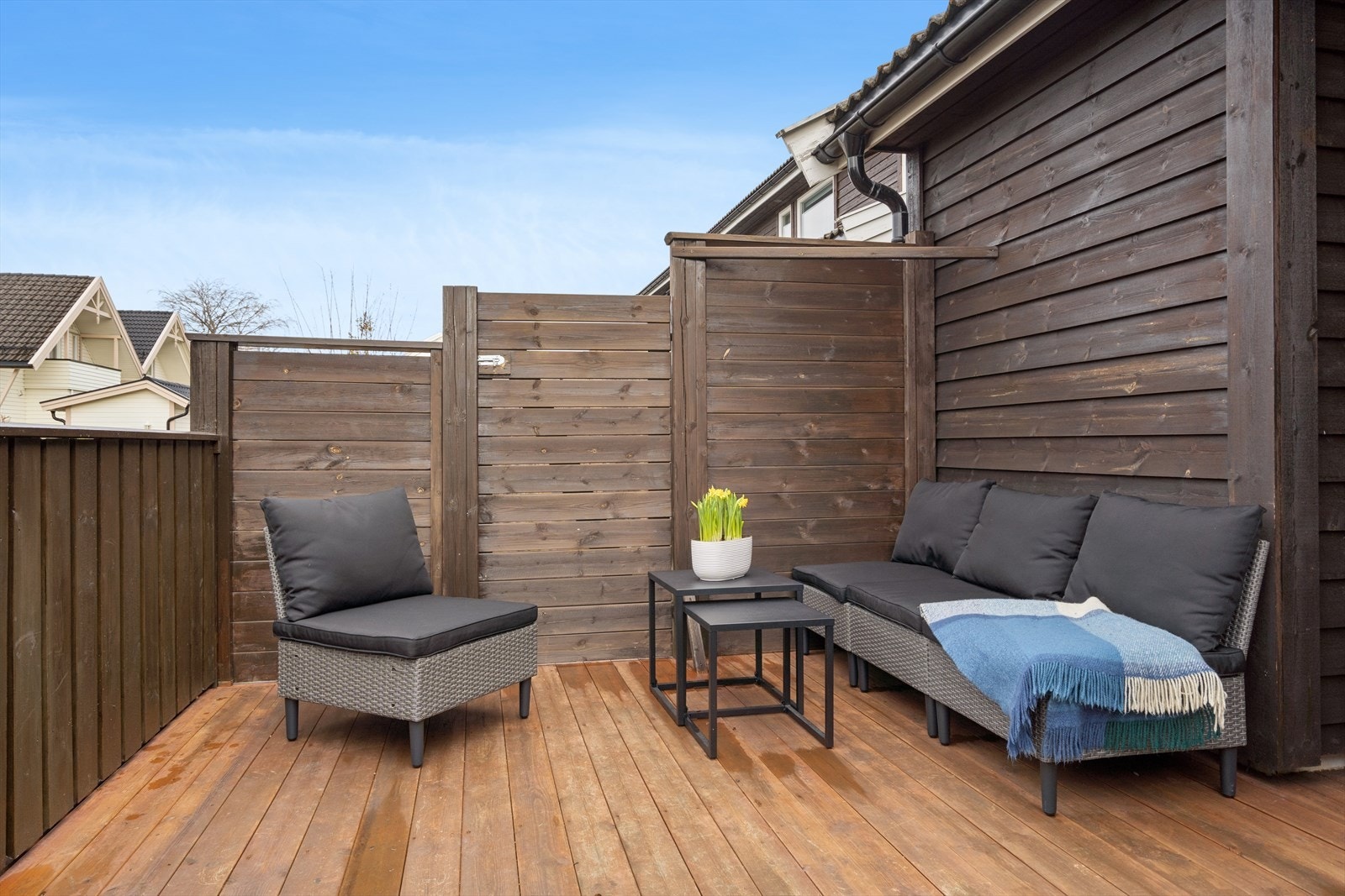 Terrassen er skjermet med rekkverk, som gir en privat og lun uteplass. Galleribilde