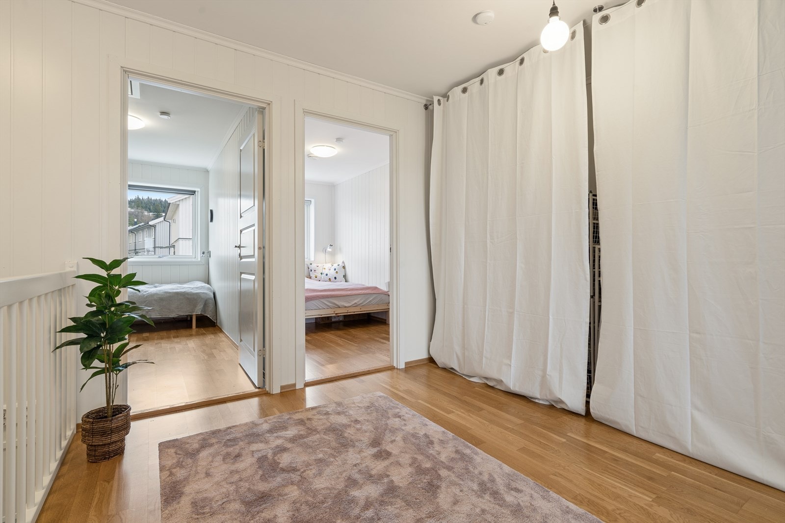 I andre etasje finner vi boligens private sone med tre soverom og bad. Galleribilde