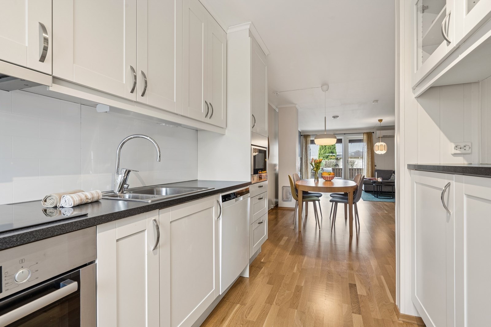 Kjøkkenet er utstyrt med platetopp, stekeovn, mikrobølgeovn, kjøle-/fryseskap, som er integrerte i innredningen. Galleribilde