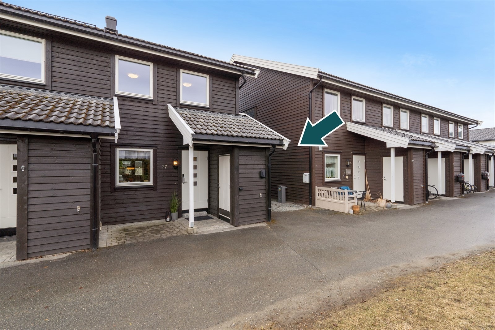 Familievennlig enderekkehus fra 2012 i et rolig nabolag med lite gjennomgangstrafikk. Ekstra elbil-lader ved boligen. Galleribilde