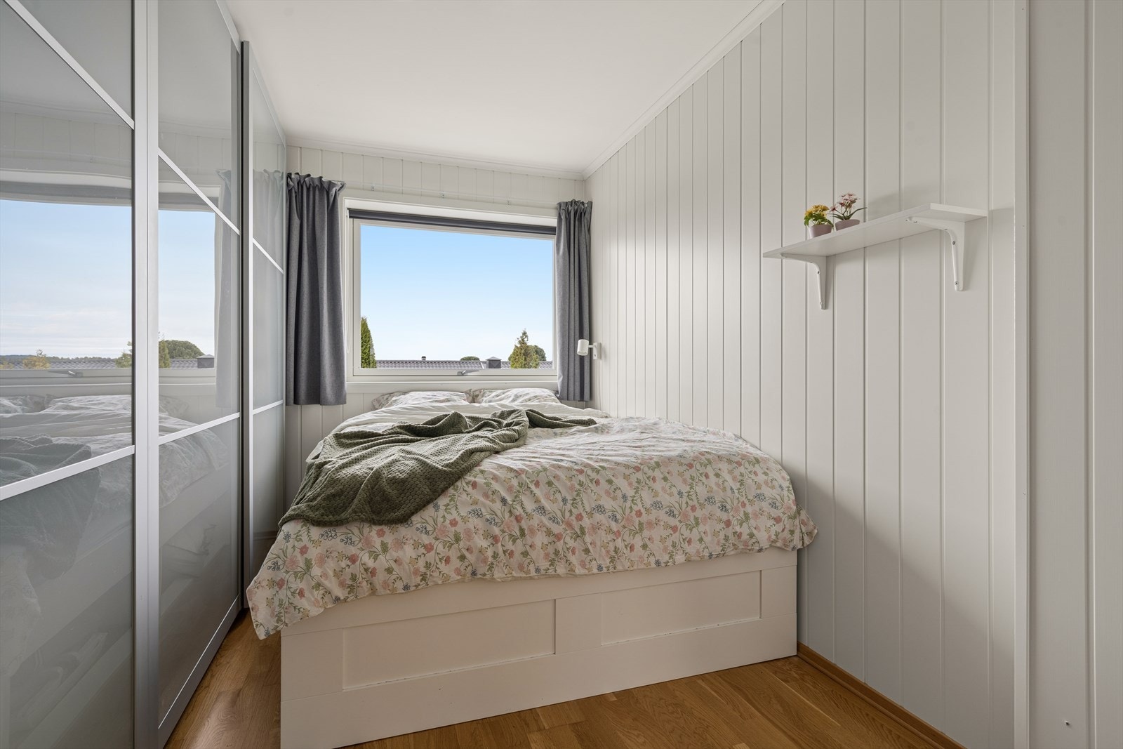 Hovedsoverommet har en stor skyvedørsgarderobe for effektiv oppbevaring. Galleribilde