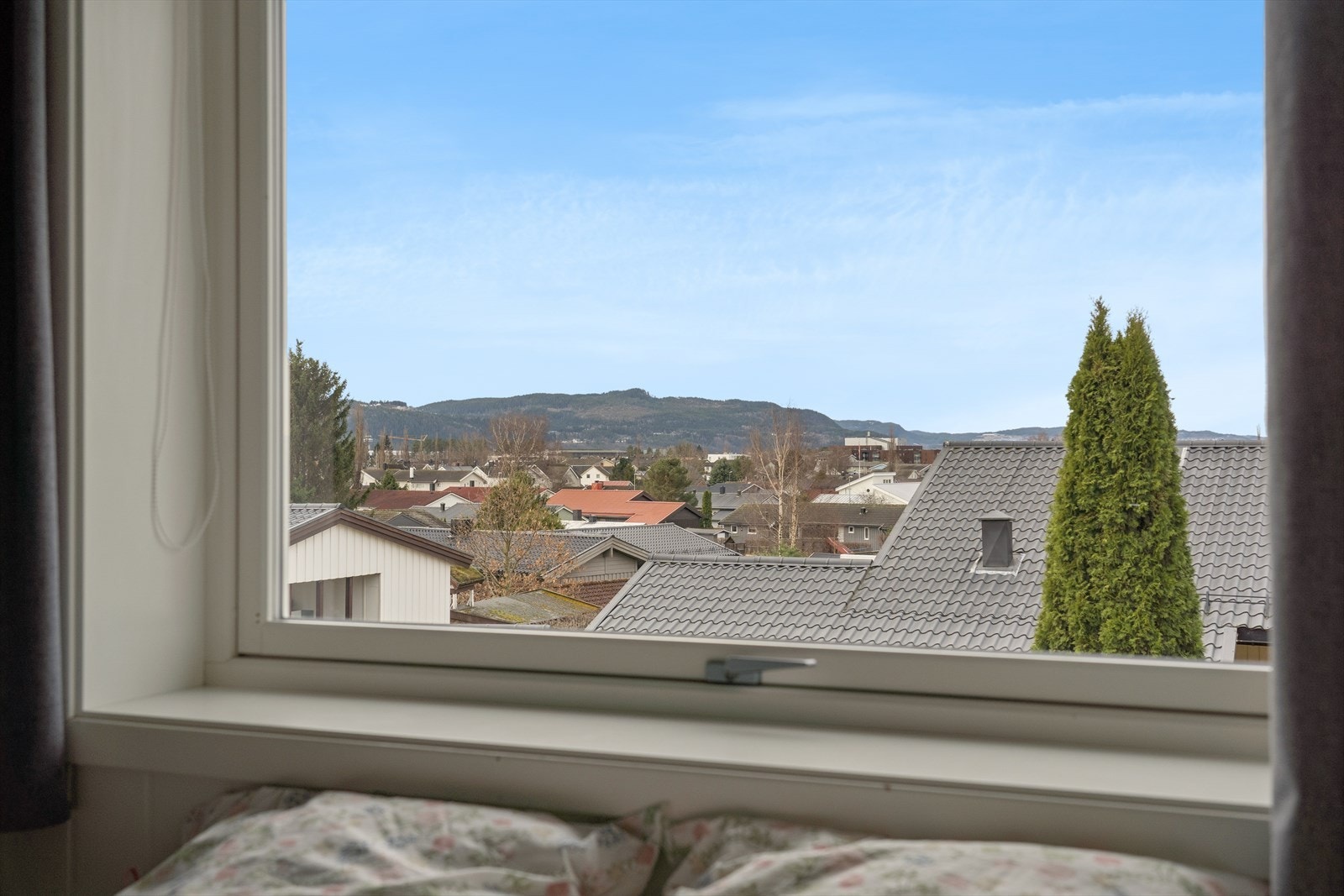 Fra andre etasje har man utsikt over det rolige nabolaget, som har kort vei til skoler, barnehager og servicetilbud. Galleribilde