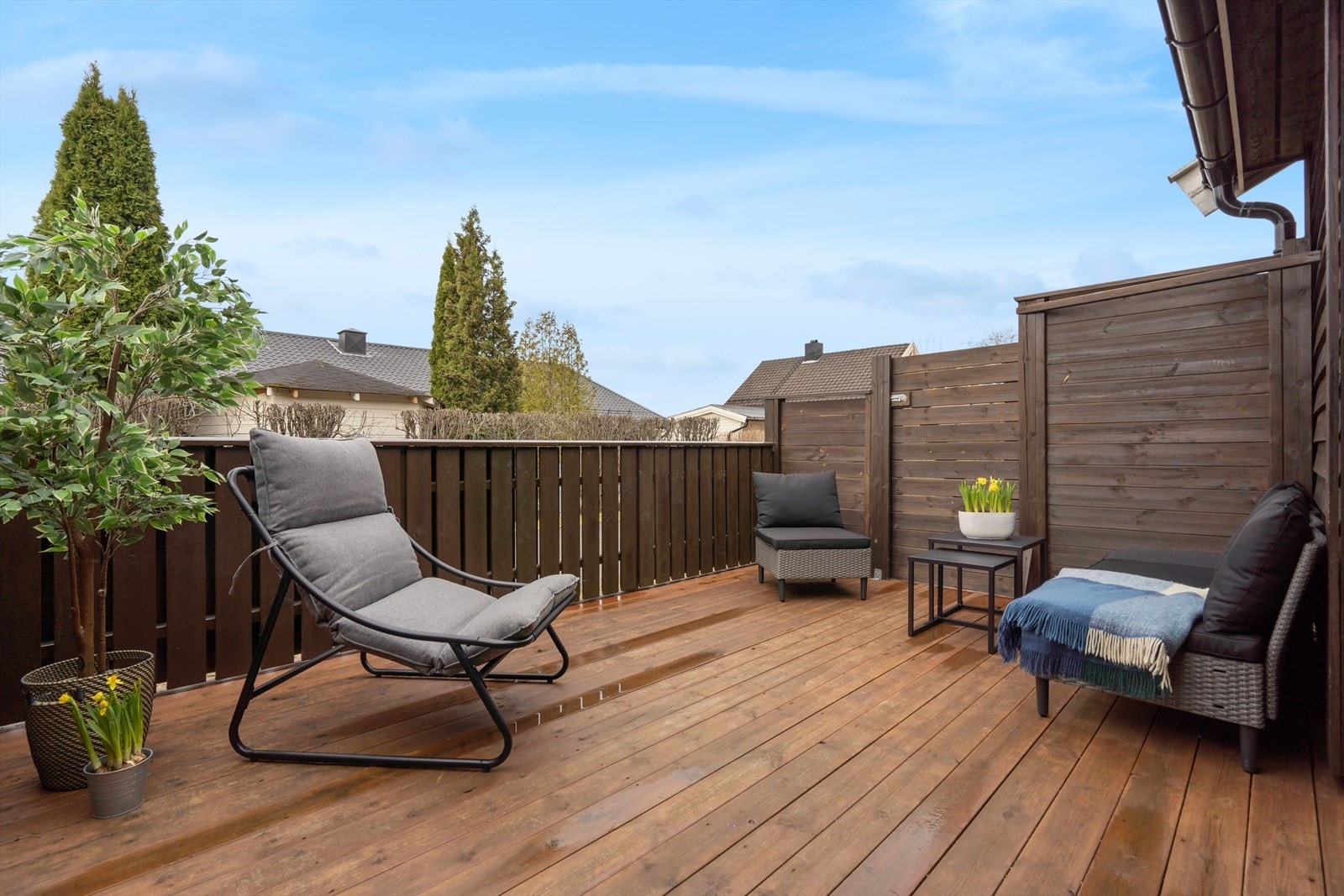 En herlig forlengelse av stuen med god plass til både sittegruppe og grill. Galleribilde