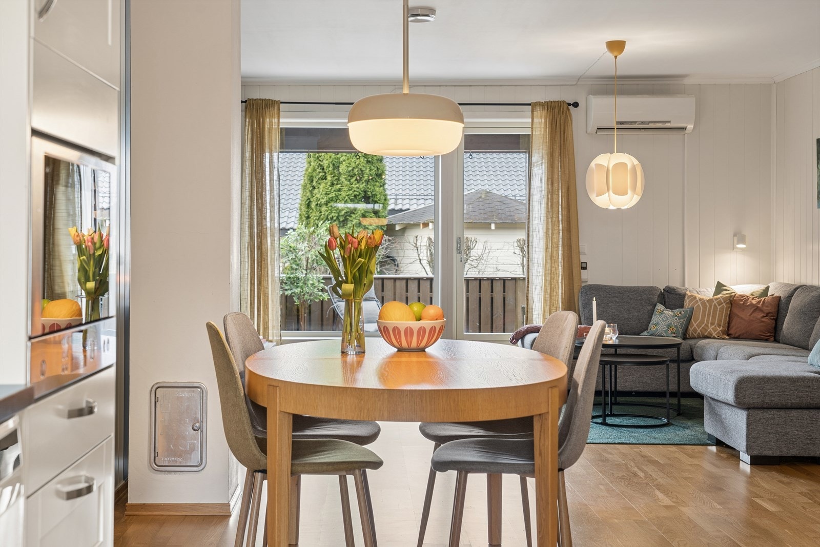 Spiseplassen fungerer som et naturlig bindeledd mellom kjøkkenet og stuen. Galleribilde