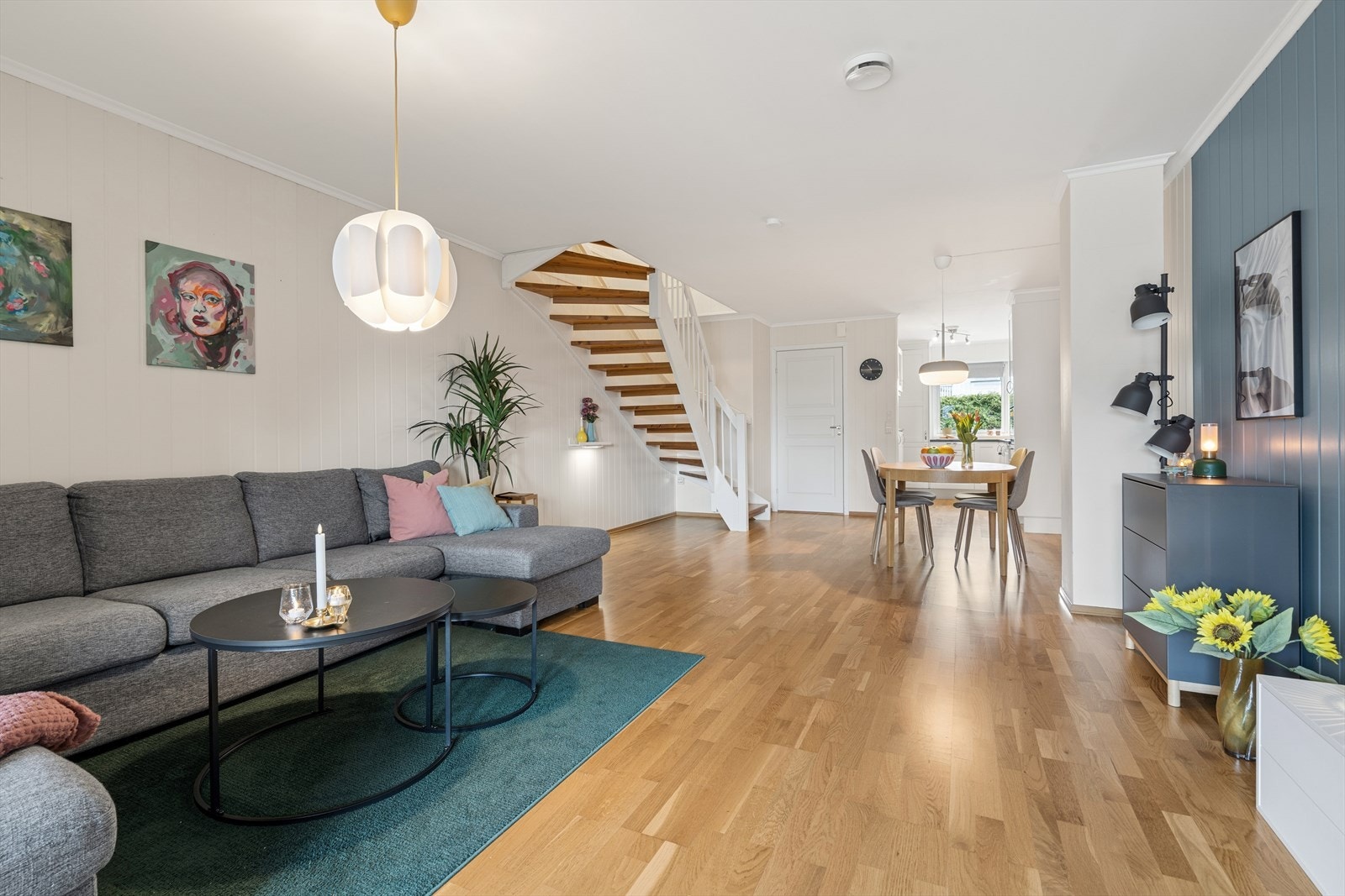 Første etasje har en åpen og sosial planløsning mellom stue og kjøkken, som skaper en luftig atmosfære. Galleribilde