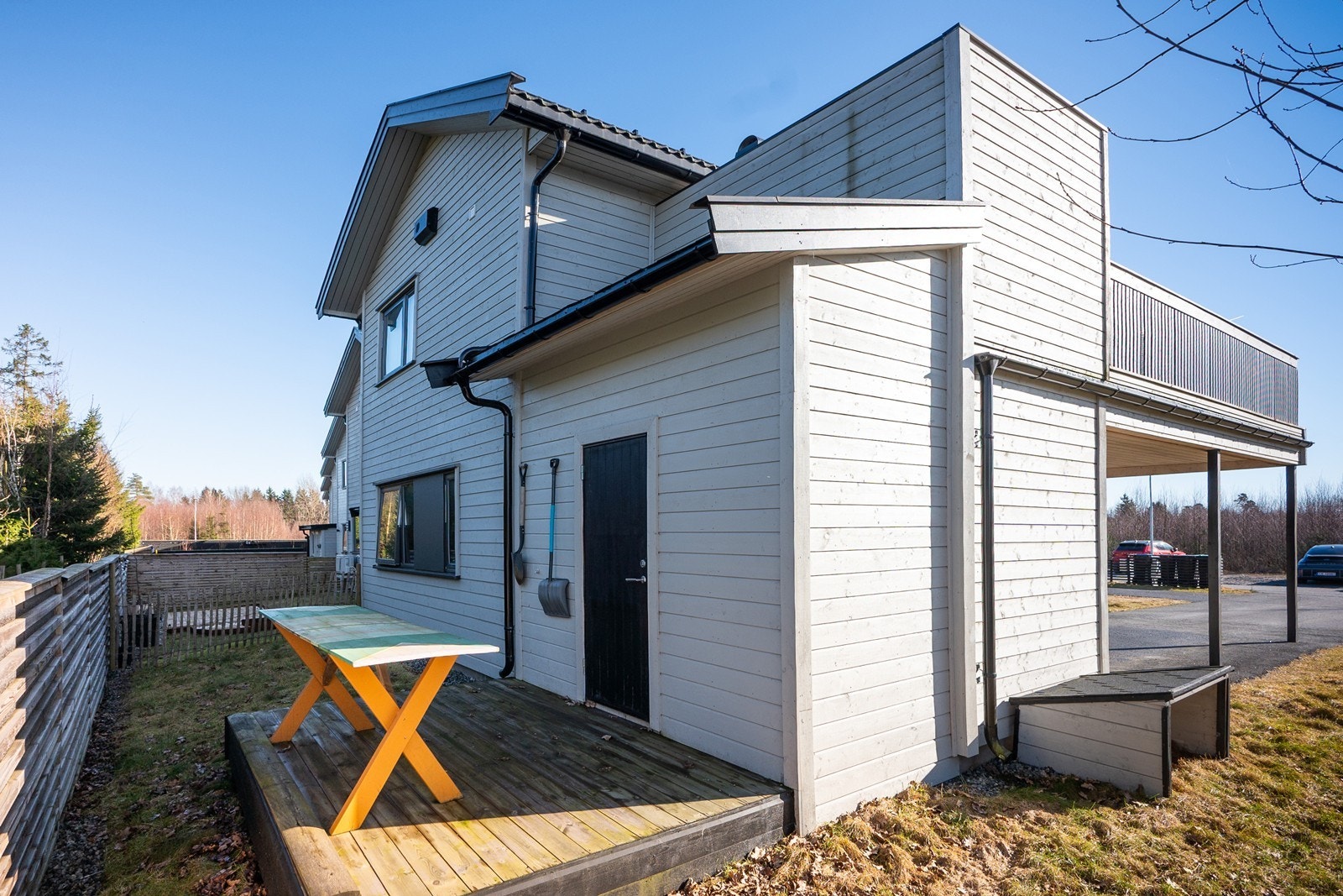 Boden på baksiden er godt egnet for oppbevaring av hageredskaper og har tilhørende terrasse på 7 kvm. Galleribilde