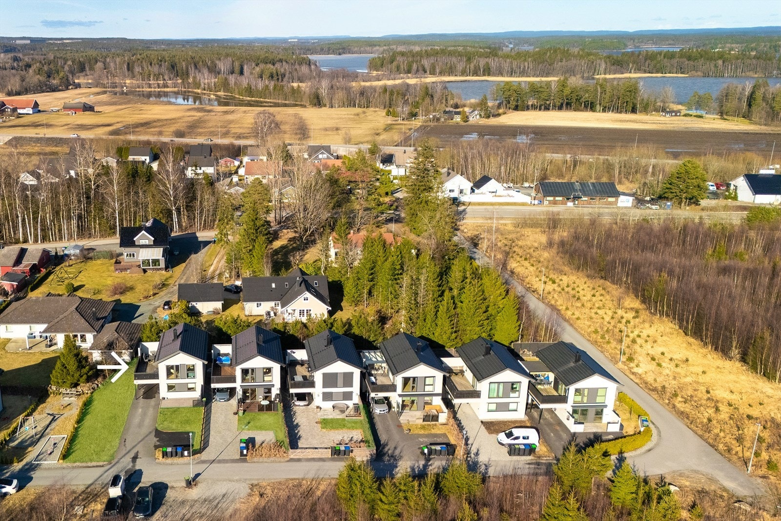 Såstadbråten har landlig og barnevennlig beliggenhet midt mellom Moss og Halmstad, med en fin kombinasjon av et rolig nabolag, kort vei til servicetilbud og nærhet til både natur og kollektivtransport. Galleribilde