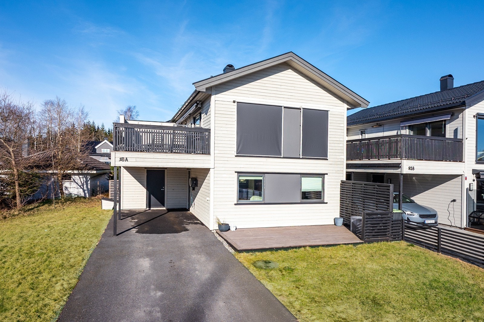 Parkering gjøres enkelt på asfaltert gårdsplass eller i carport. Det er montert elbillader. Galleribilde