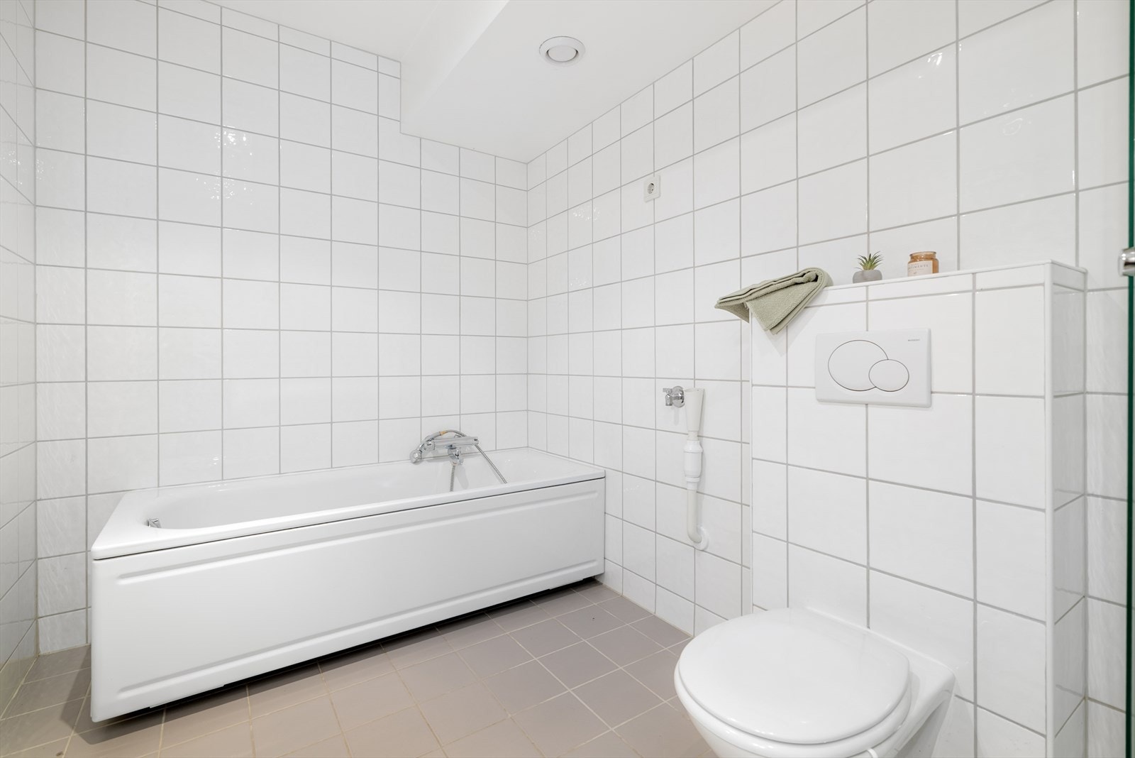 Du finner opplegg for vaskemaskin mellom badekar og toalett. Galleribilde