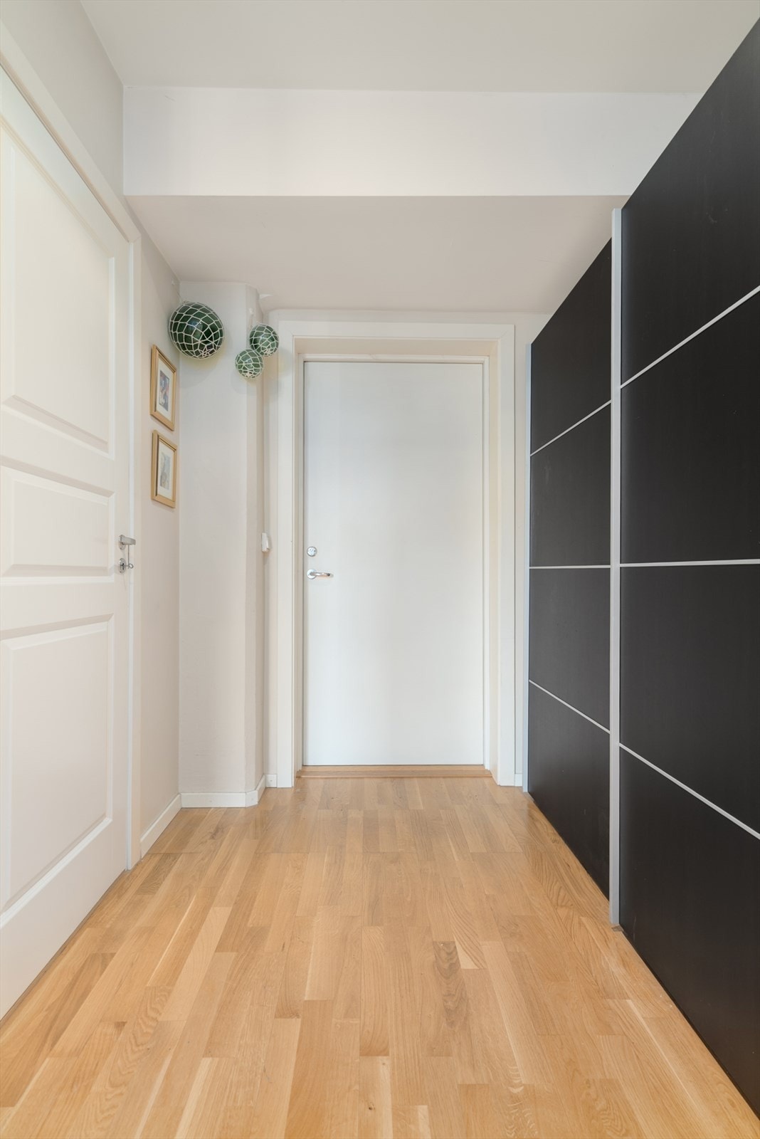 Entréen og gangen knytter de forskjellige rommene sammen. Herfra har du adkomst til alle rom. Galleribilde