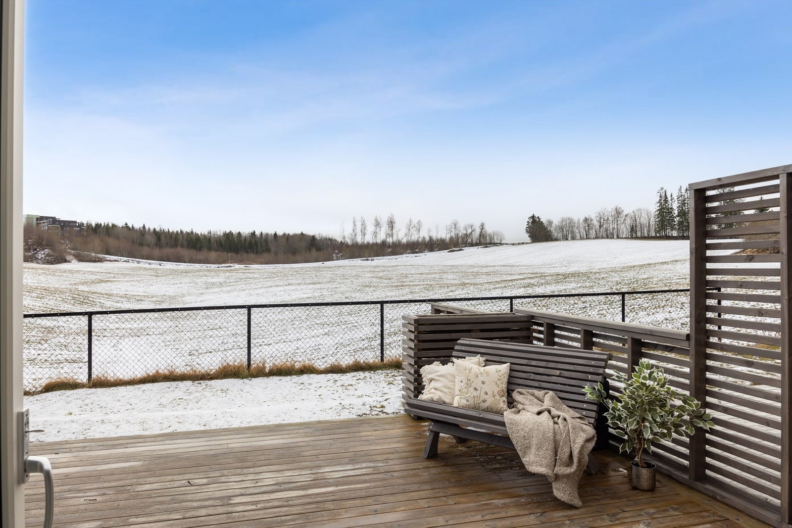 Boligen har en svært god intern beliggenhet på fremste rekke med sørvendt uteplass med gode solforhold og ingen innsyn. Galleribilde