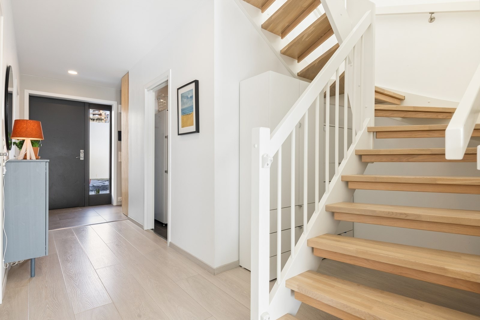 Entré og gang er på til sammen 14,4m². Fra gangen har man tilgang til alle rom i 1. etasje og trapp opp til 2. etasje. Galleribilde