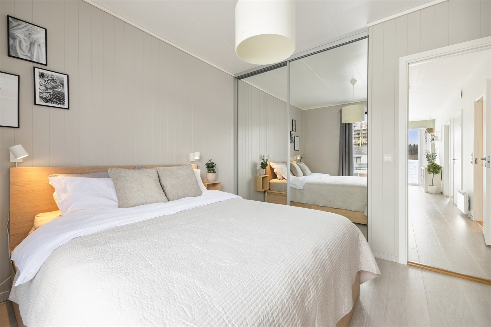 Skyvedørsgarderobe og garderobeskap for oppbevaring medfølger i handelen. Galleribilde