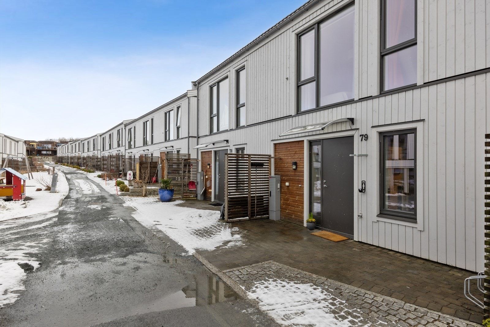 Steinlagt inngangsparti pent opparbeidet og tak over inngangsdør. Boligen har praktisk vannutkaster både foran og bak for enkel tilgang. Galleribilde