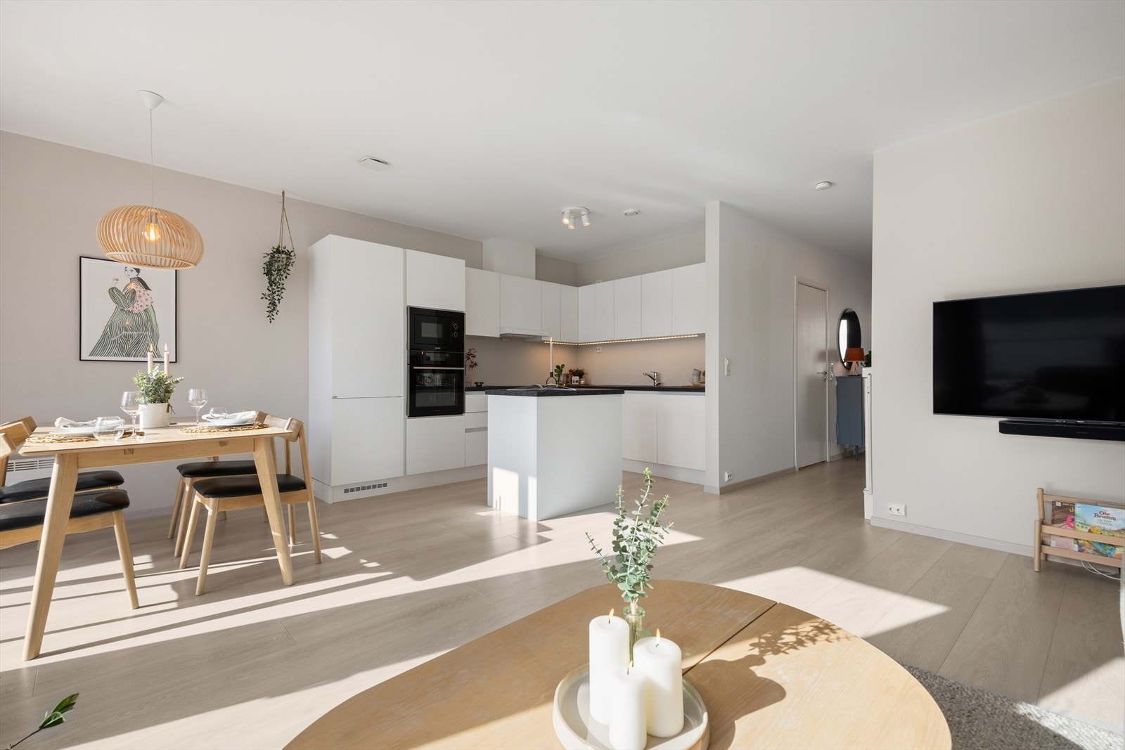 Den åpne stue- og kjøkkenløsningen er på 29,6m². Galleribilde