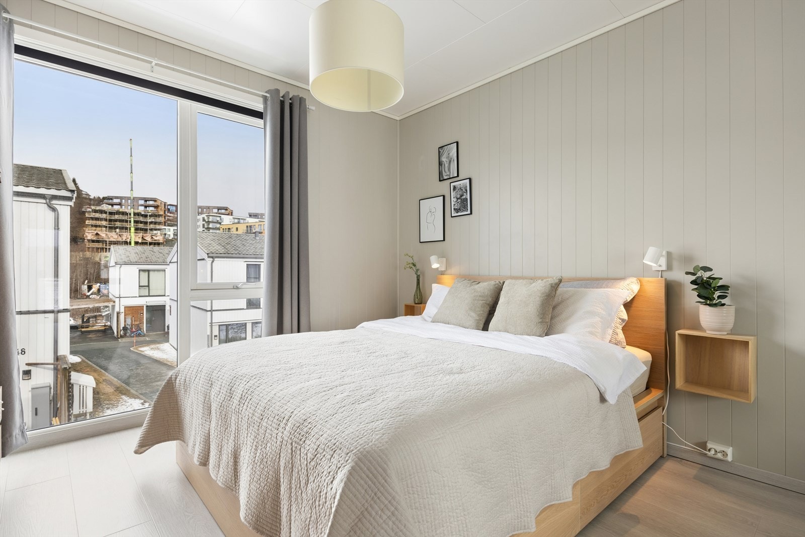 Hovedsoverommet er på 12,5m² og byr på god plass til dobbeltseng og nattbord. Galleribilde