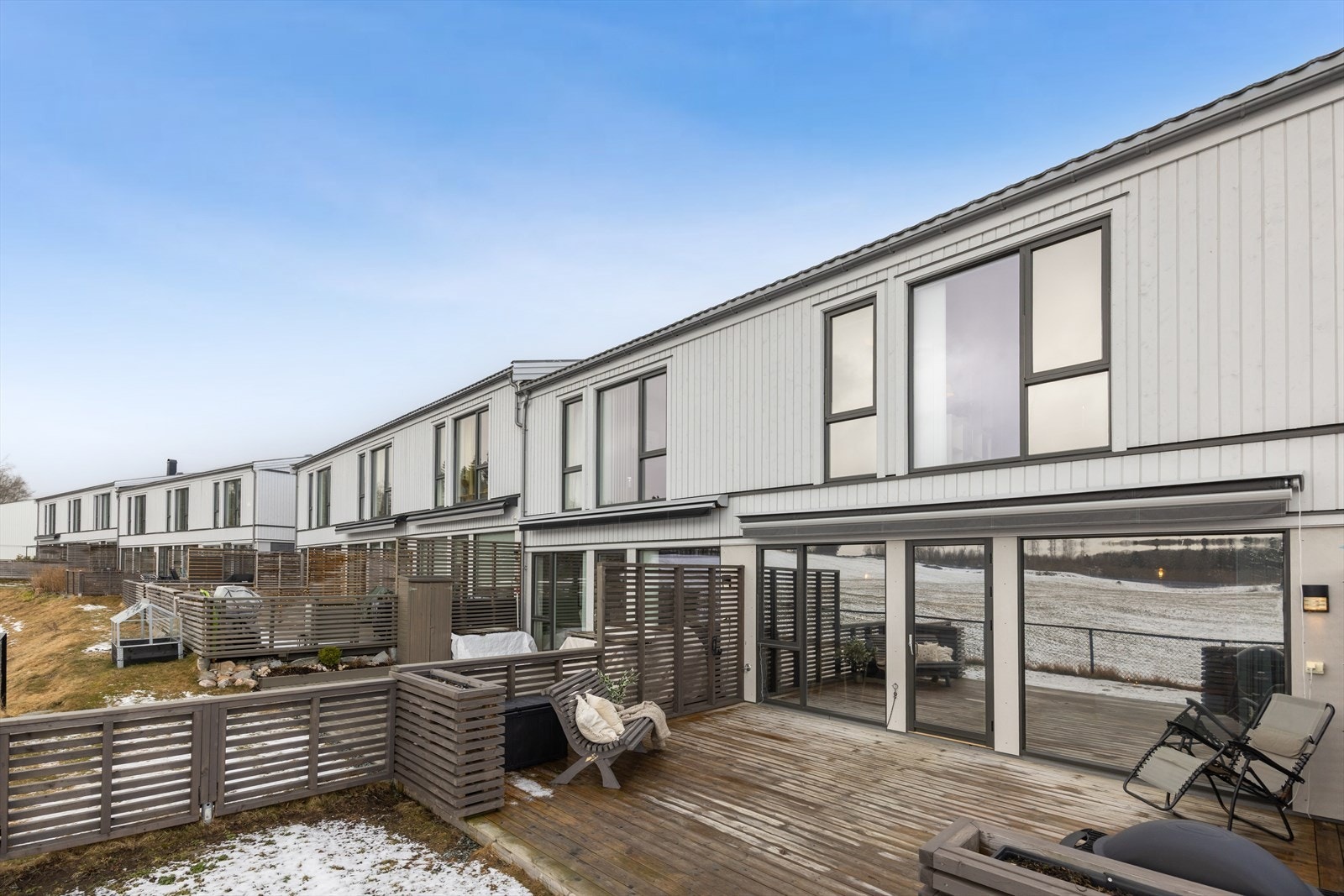 Terrassen er på 27m² og byr på god plass til utemøblement. Elektrisk markise montert for god solskjerming. Galleribilde