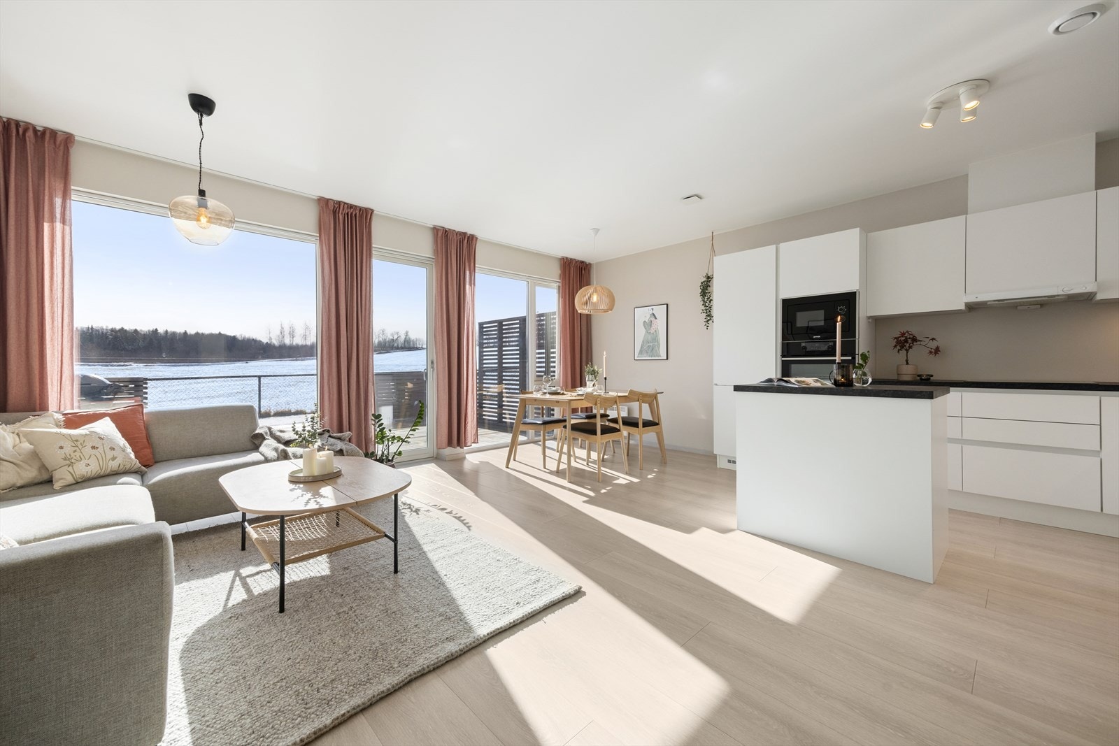 Boligen er oppgradert med 1-stavs laminat på gulv i alle rom og gips på vegg og tak i stue, kjøkken, gang og loftstue. Galleribilde