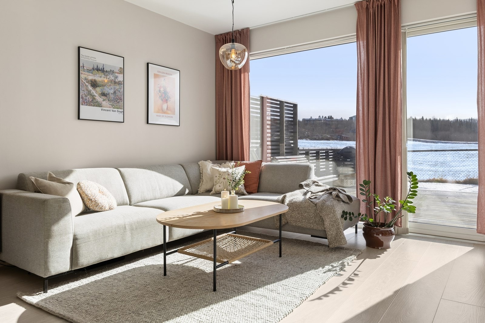 Boligen har en gjennomgående god standard med moderne farge- og materialvalg. Galleribilde