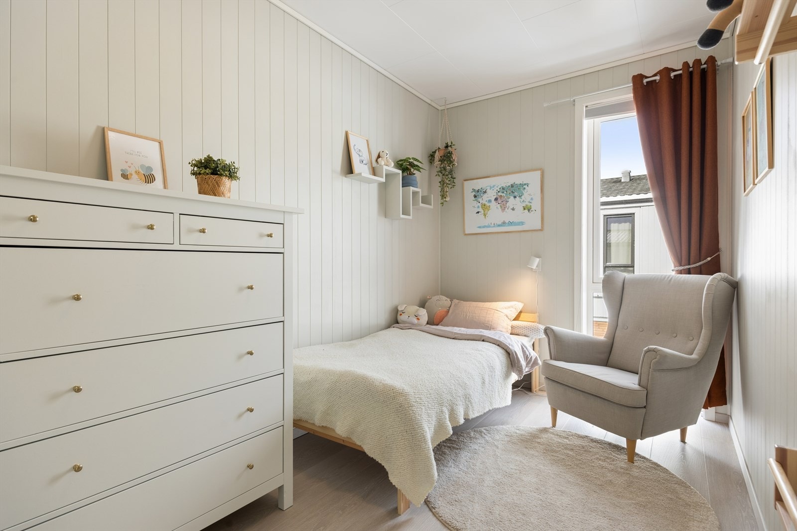 Soverom 2 og 3 i 2. etasje er på hhv. 9,3m² og 6,8m². Galleribilde