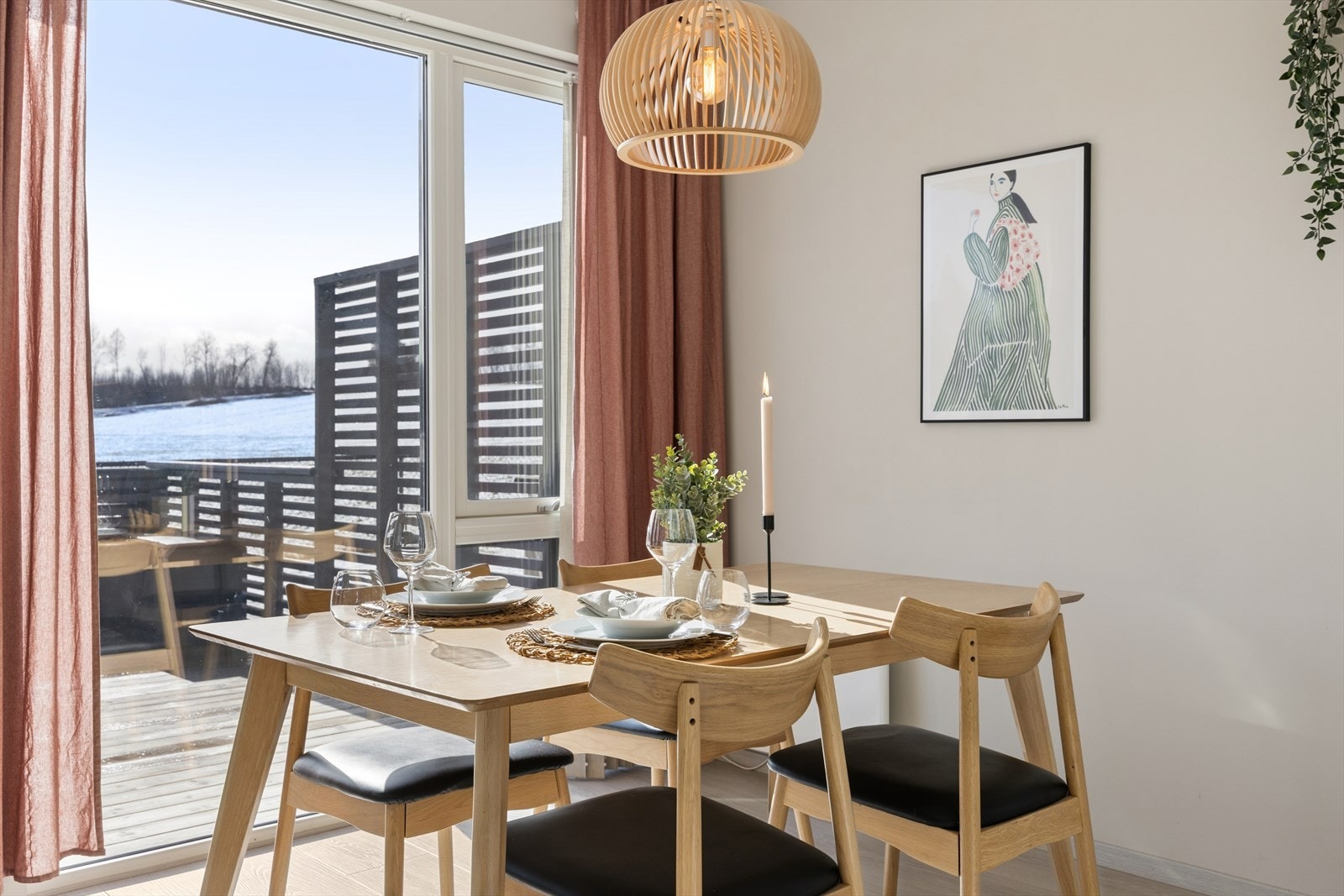 Rommet har en naturlig plass for spisebord mot vindusflatene. Galleribilde