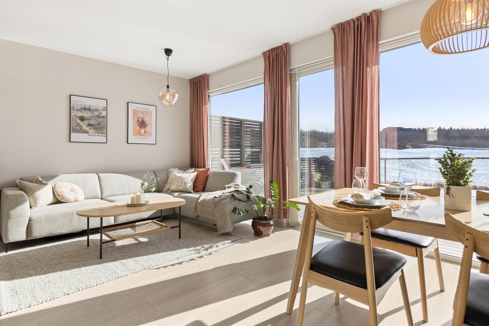 Store vindusflater og balkongdøren strekker seg over hele den ene veggen og slipper inn godt med naturlig lys. Galleribilde