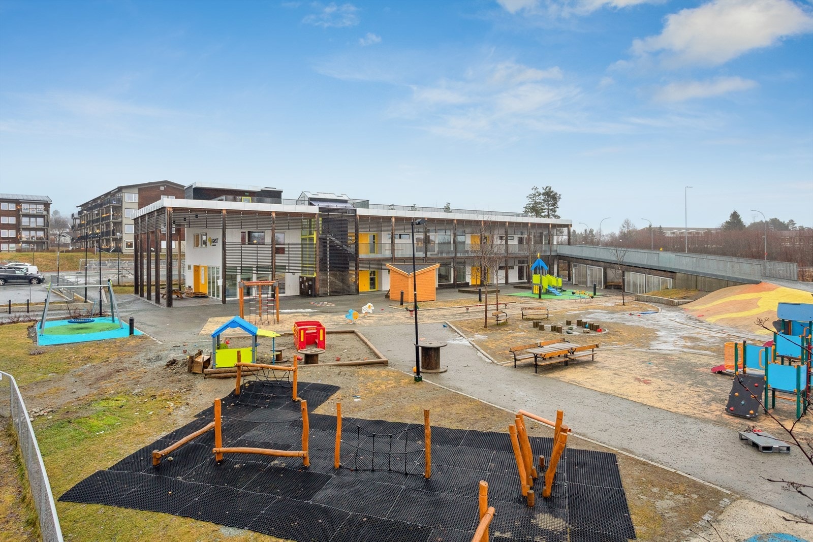 Området består av flere lekeplasser, sittegrupper, internveier og grøntarealer, samt kort vei til skoler og barnehage. Galleribilde