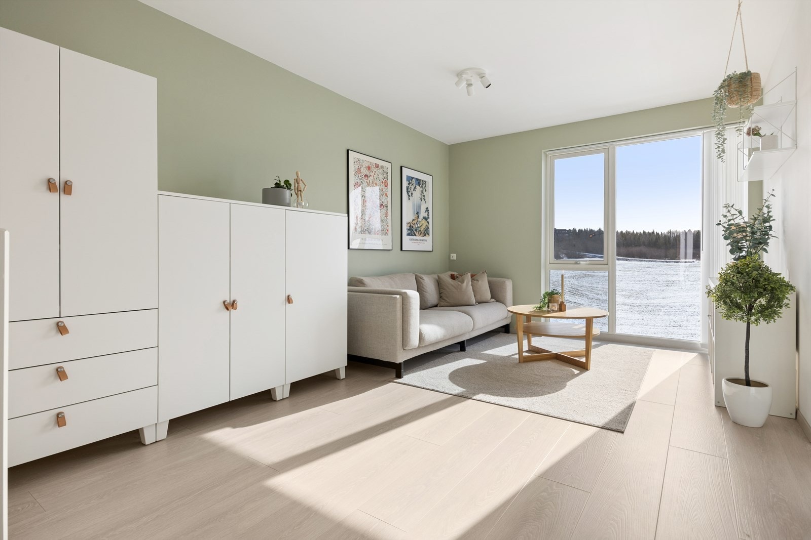 Velkommen opp i 2. etasje! Lys og pen stue nr. 2 på 24,4m² - perfekt for å trekke seg litt tilbake og nyte en god film. Galleribilde