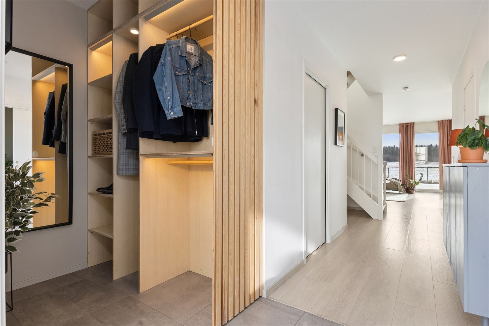 Velkommen inn! Lys og trivelig entré med god plass for oppbevaring av yttertøy. Entreen har 60x60 flis på gulv med gulvvarme. Galleribilde