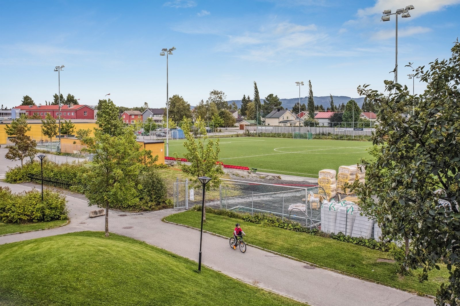 Fra boligen er det kort vei til idrettsanlegg, servicefasiliteter og helårs turterreng i marka. Galleribilde