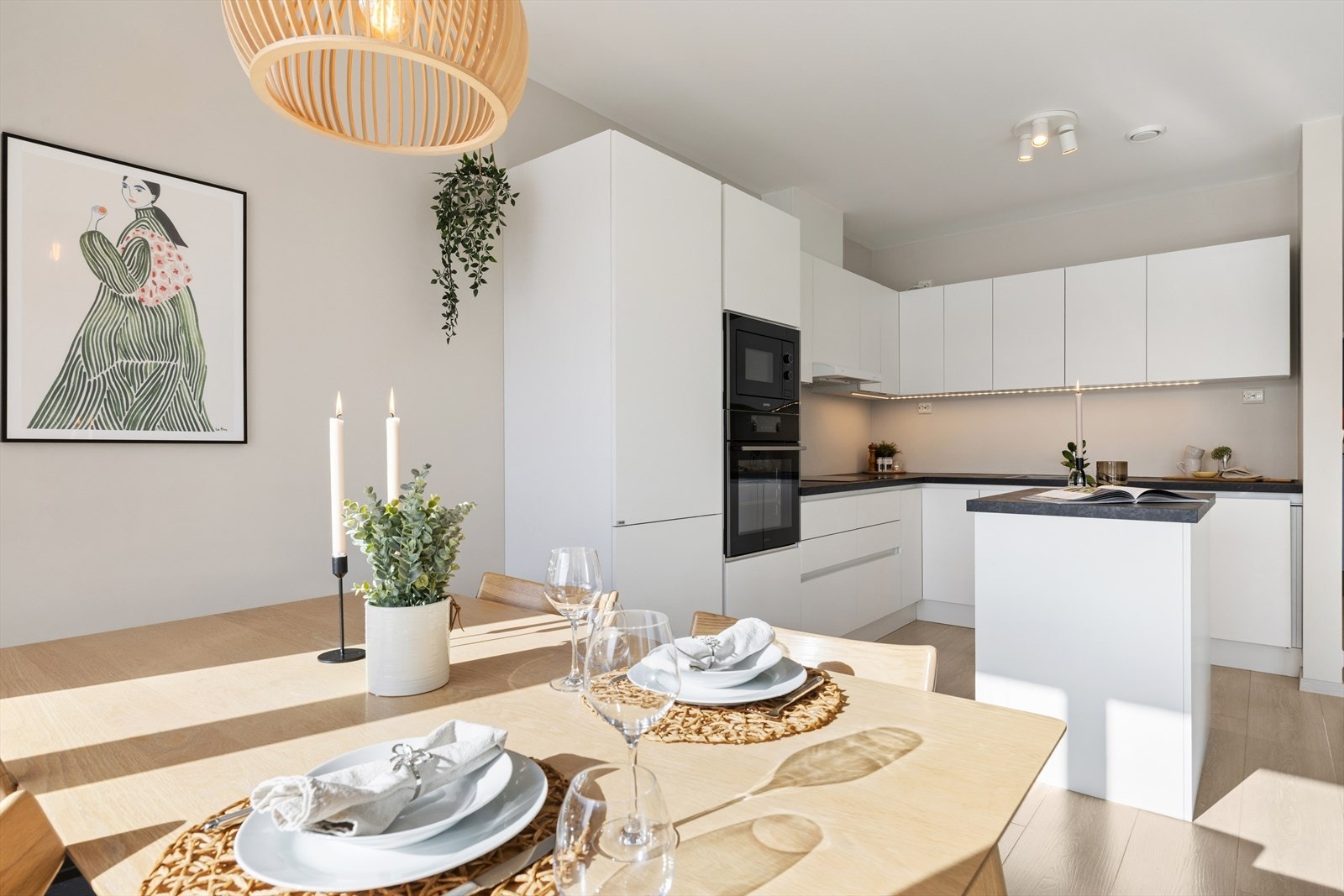 Den åpne løsningen mellom stue og kjøkken gir deg muligheten til å kommunisere med gjestene mens maten tilberedes. Galleribilde