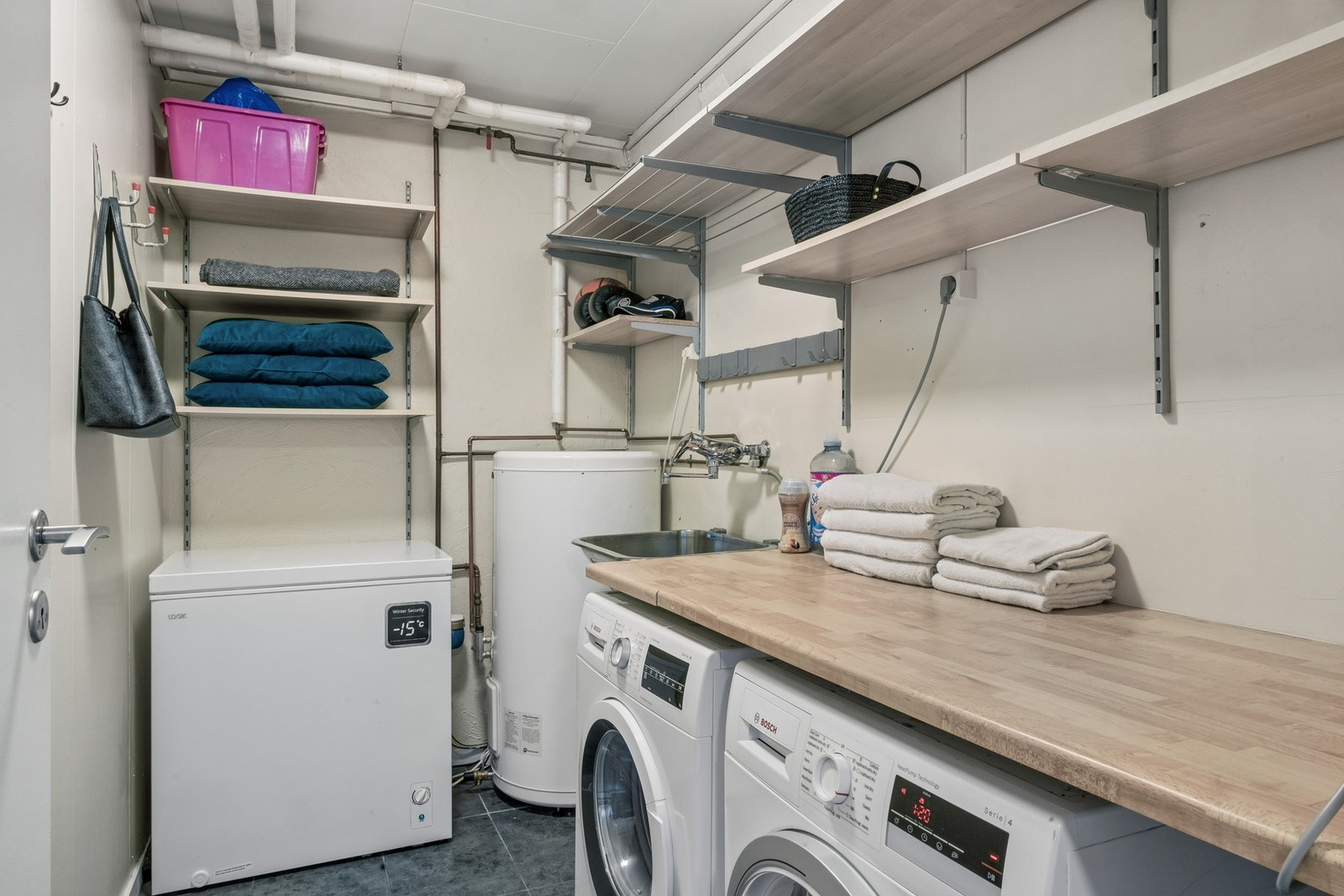 Praktisk vaskerom med hyllesystem Galleribilde