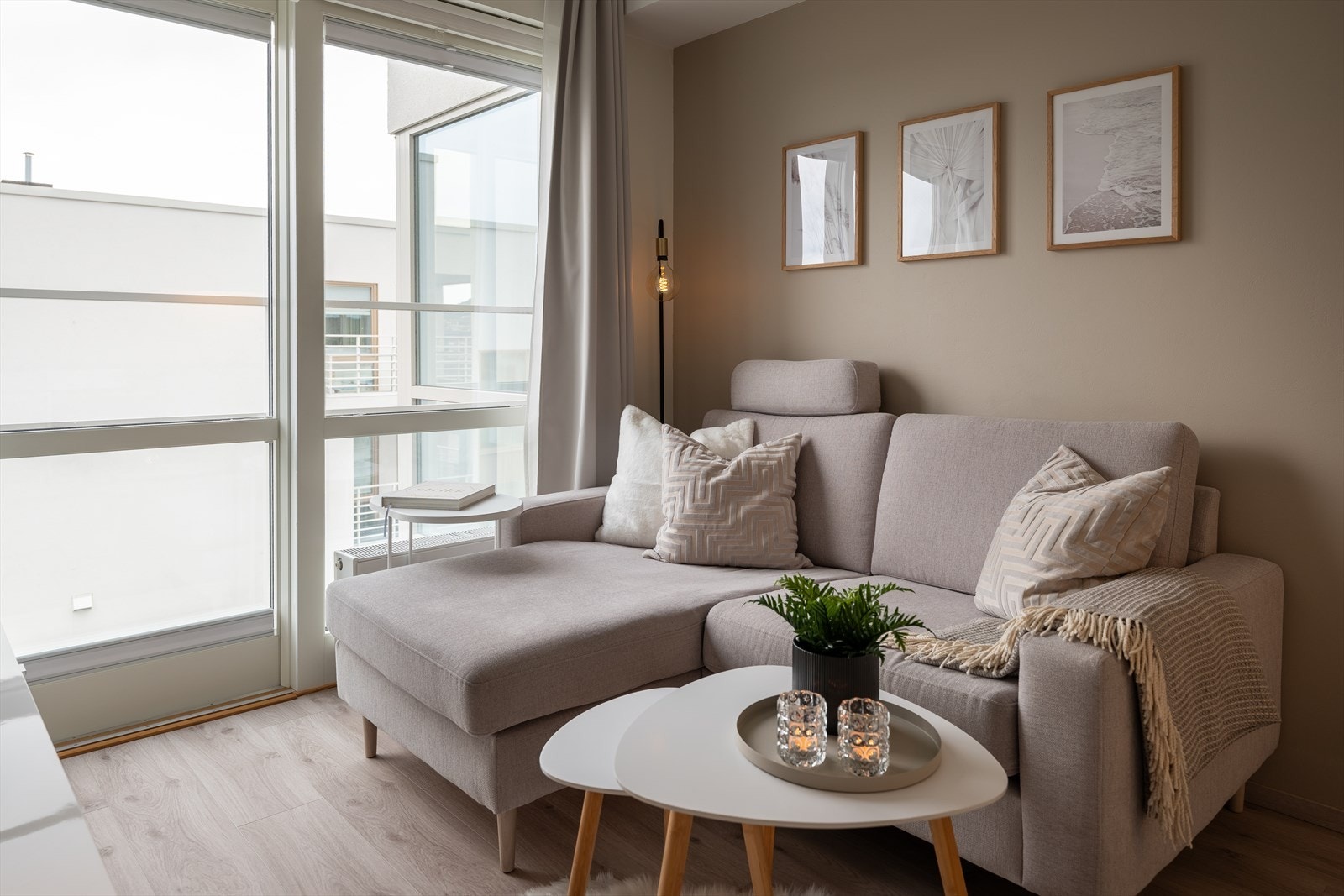 Leiligheten byr på åpen stue- og kjøkkenløsning, fransk balkong, bad, soverom og entré. Det medfølger også bod i kjeller for ekstra med lagringsplass. Galleribilde