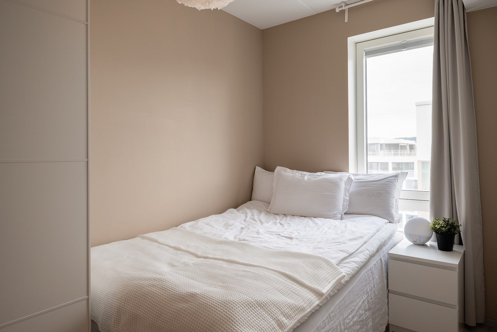 Soverommet strekker seg over 8m² med god plass til både dobbeltseng, nattbord og garderobeskap. Galleribilde